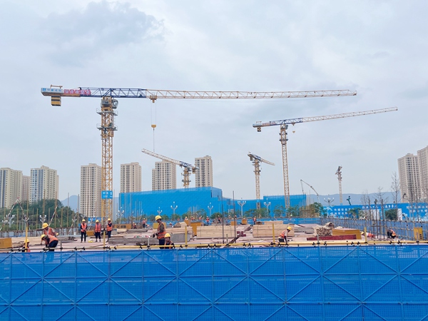 封頂現(xiàn)場。