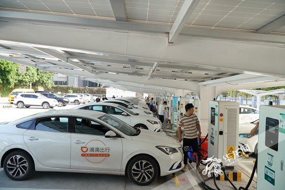 開業(yè)當(dāng)天的優(yōu)惠活動吸引了一眾網(wǎng)約車駕駛員前來充電。華龍網(wǎng)-新重慶客戶端記者 ?歐武夷 攝