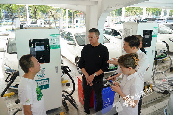 電車駕駛員了解站點(diǎn)開業(yè)優(yōu)惠活動。華龍網(wǎng)-新重慶客戶端記者 ?歐武夷 ?攝