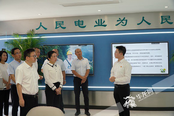 參觀零碳綜合服務(wù)倉。華龍網(wǎng)-新重慶客戶端記者 ?歐武夷 ? 攝