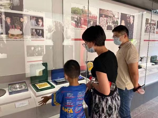 游客了解歷史背景。潼南區(qū)委宣傳部供圖