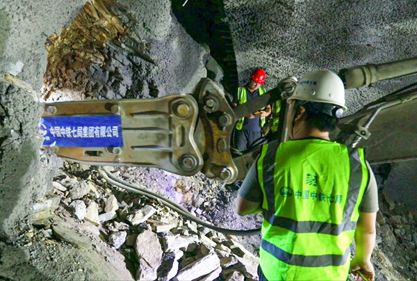 重黔鐵路武隆段趙家坡1號(hào)隧道貫通現(xiàn)場(chǎng)。 中鐵七局供圖