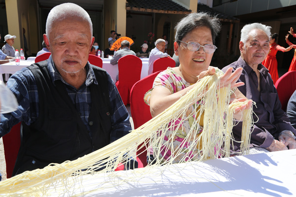 景區(qū)為老人準(zhǔn)備的長壽面。楊孝永攝