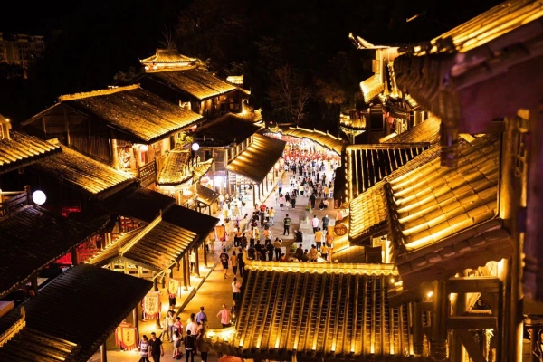 夜幕下的酉州古城。酉陽旅投供圖