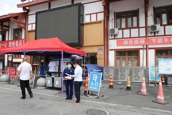 消防宣傳員向群眾發(fā)放消防宣傳資料。秀山縣消防救援大隊供圖?