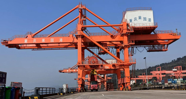 果園港集裝箱碼頭現(xiàn)場。謝力攝