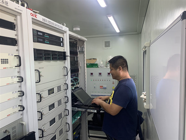 向寅正在中央控制方艙內(nèi)加班工作。趙鵬攝