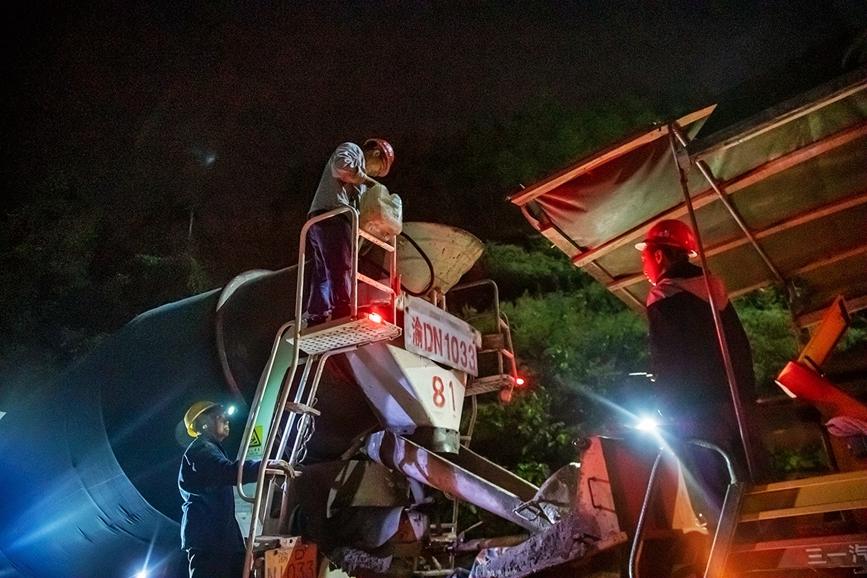 攪拌混凝土。余鴻攝