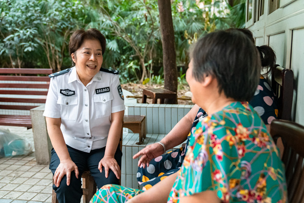 李巧莉在走訪社區(qū)居民。渝中區(qū)公安分局供圖