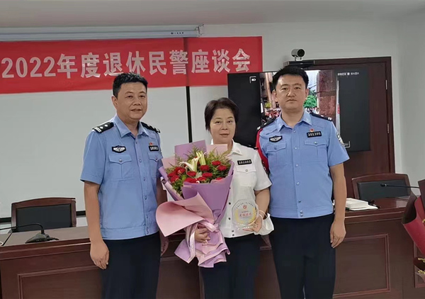 10月9日，同事為李巧莉舉行歡送會(huì)。渝中區(qū)公安分局供圖