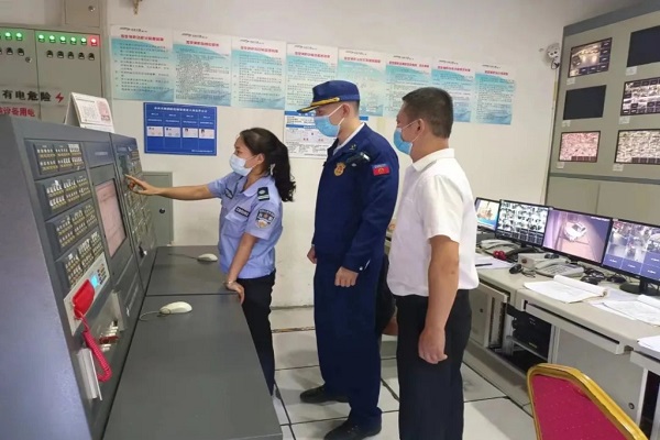 檢查指導(dǎo)現(xiàn)場。渝北區(qū)消防救援支隊(duì)供圖