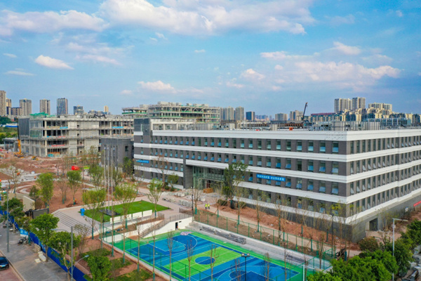 京東方重慶智慧創(chuàng)新中心。藍(lán)天攝