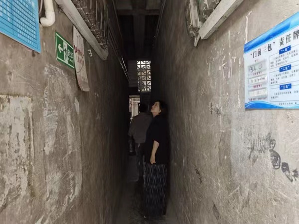 老舊樓道改造前。姜家鎮(zhèn)政府供圖