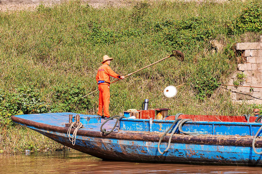 清漂工人清理江岸垃圾。余鴻攝