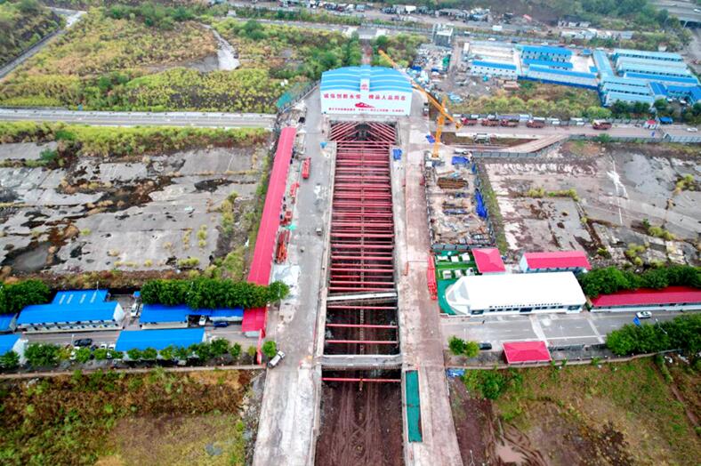 城軌快線15號線二期禮學路站施工現(xiàn)場。重慶交通開投集團供圖