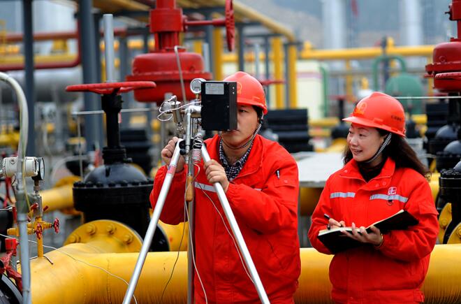 涪陵頁(yè)巖氣田員工開(kāi)展節(jié)能監(jiān)測(cè)工作。涪陵頁(yè)巖氣公司供圖