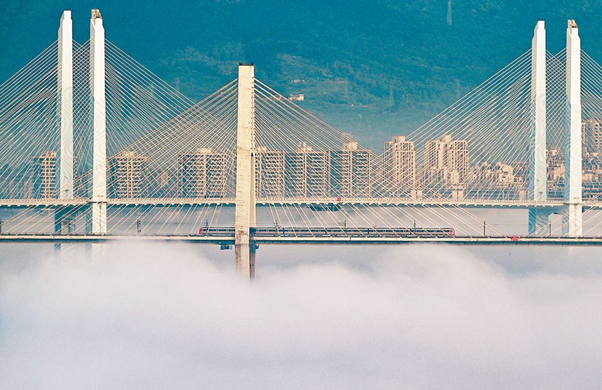 蔡家嘉陵江大橋和蔡家軌道大橋被霧氣籠罩，宛如仙境。首席記者 龍帆 攝/視覺重慶