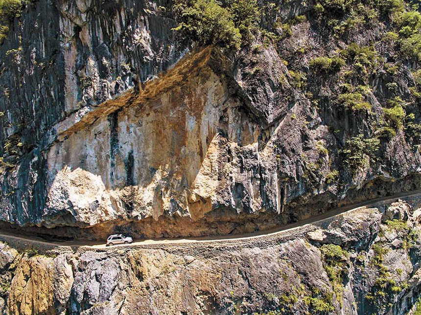 巫溪縣蘭英鄉(xiāng)蘭英村，位于海拔近千米的周家坪老虎嘴崖壁上的“天路”。記者 謝智強(qiáng) 攝/視覺重慶
