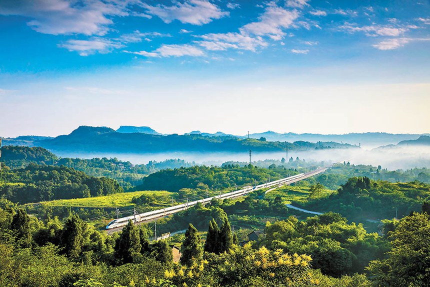 渝萬鐵路長壽高峰村段，動車在晨曦中疾馳而過。李炎 攝
