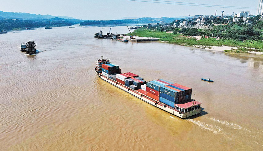 一艘滿載近3000噸貨物的集裝箱班輪從珞璜港緩緩駛離，它將沿著長江航道駛向上海。賀奎 攝