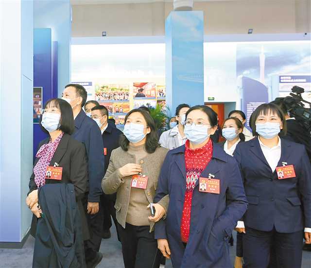 10月17日晚，重慶市代表團(tuán)參觀“奮進(jìn)新時(shí)代”主題成就展。記者 蘇思 攝/視覺重慶