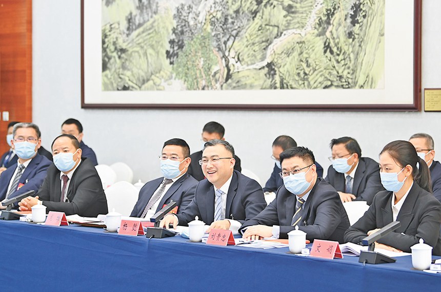 10月17日，重慶市代表團(tuán)舉行全體會議討論黨的二十大報(bào)告。上圖均為代表在進(jìn)行熱烈討論。記者 蘇思 攝/視覺重慶