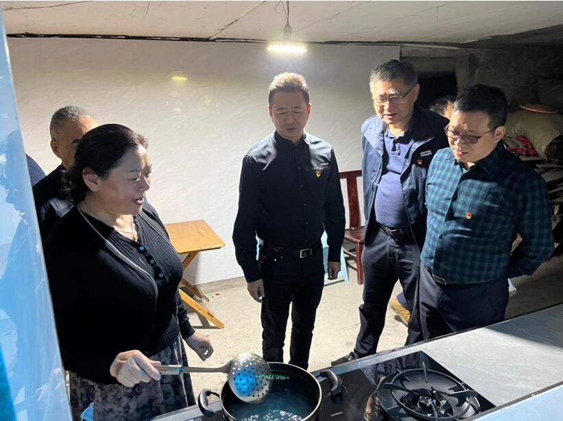 項(xiàng)目組到居民家中實(shí)地了解天然氣使用情況。張瓊丹攝