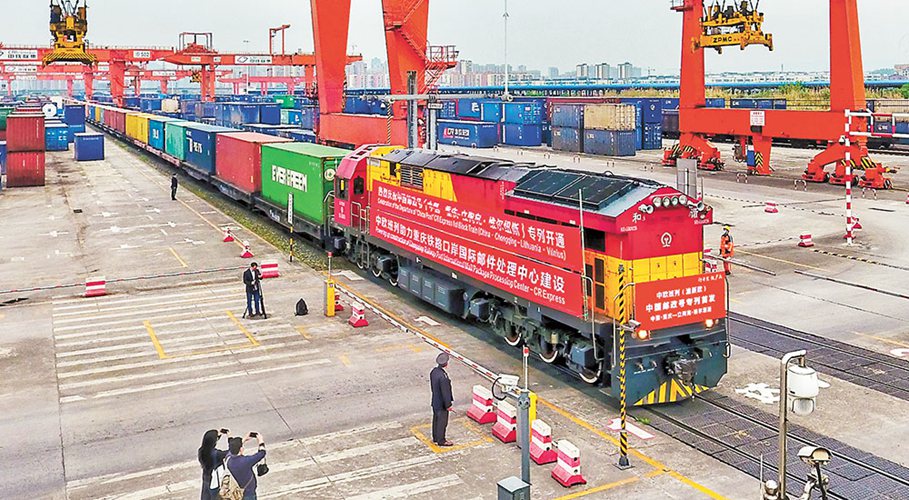 二〇二〇年四月三日，在位于沙坪壩區(qū)的團(tuán)結(jié)村中心站，全國首趟中歐班列(渝新歐)“中國郵政號(hào)”專列從這里出發(fā)前往歐洲。(重慶日?qǐng)?bào)資料圖片)記者 張錦輝 攝/視覺重慶