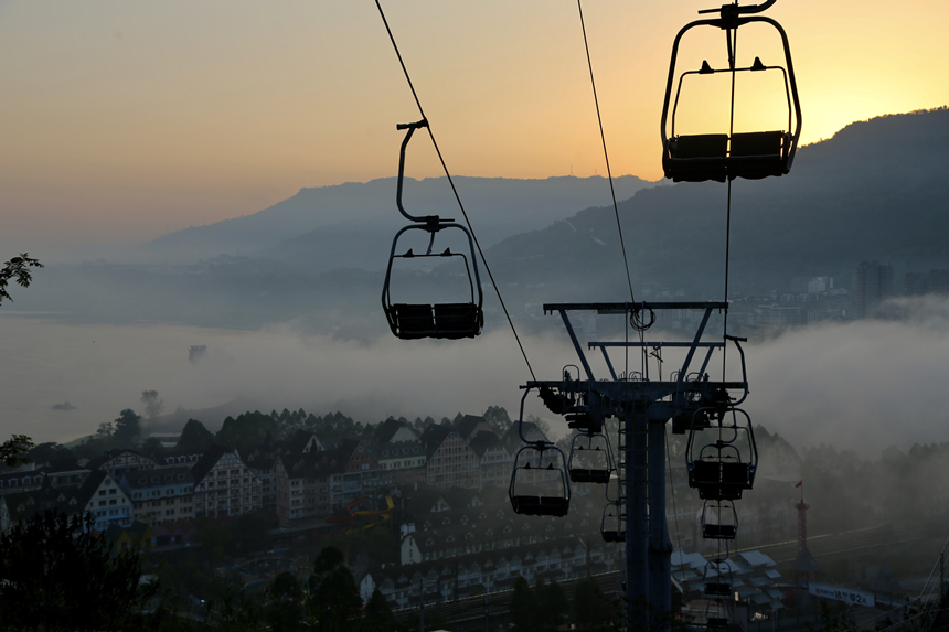 10月19日，重慶涪陵長(zhǎng)江邊出現(xiàn)平流霧景觀(guān)。楊孝永攝
