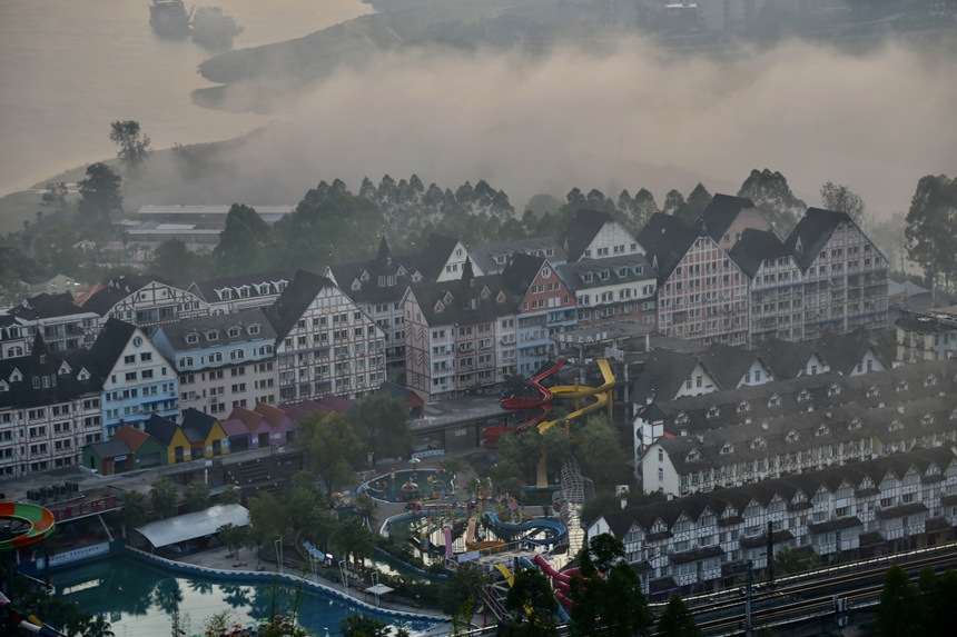 10月19日，重慶涪陵長(zhǎng)江邊出現(xiàn)平流霧景觀。楊孝永攝