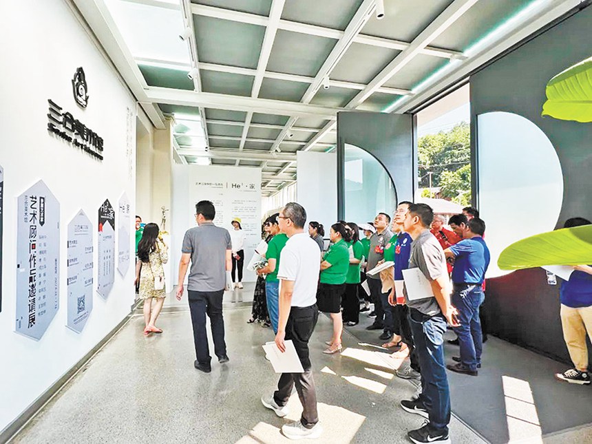 三河村的美術(shù)館吸引了不少參觀者。（受訪者供圖）