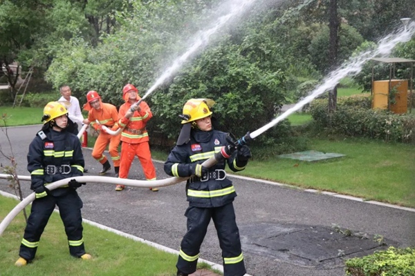 消防救援站與社區(qū)微型消防站聯(lián)勤聯(lián)訓(xùn)。合川區(qū)消防救援支隊供圖