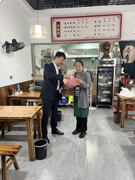 重慶三峽銀行綦江支行為個體工商戶宣傳該行信貸優(yōu)惠政策。重慶三峽銀行 供圖