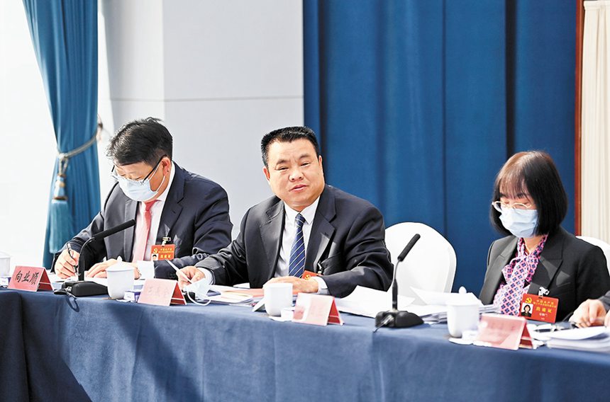 重慶市代表團(tuán)代表圍繞黨的二十大報告進(jìn)行深入討論。記者 蘇思 攝/視覺重慶