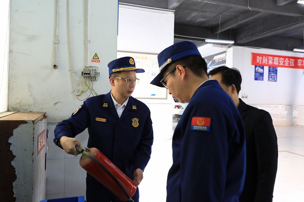 檢查現(xiàn)場。黔江區(qū)消防救援支隊供圖