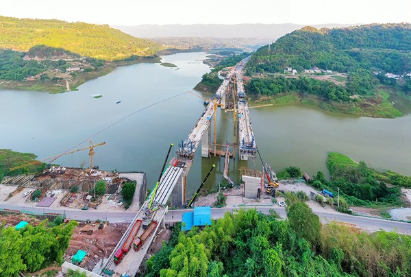 龍?zhí)稖洗髽蛉?。余鴻攝