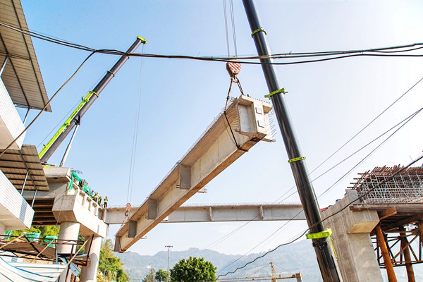 起吊“巨無霸”T梁。余鴻攝