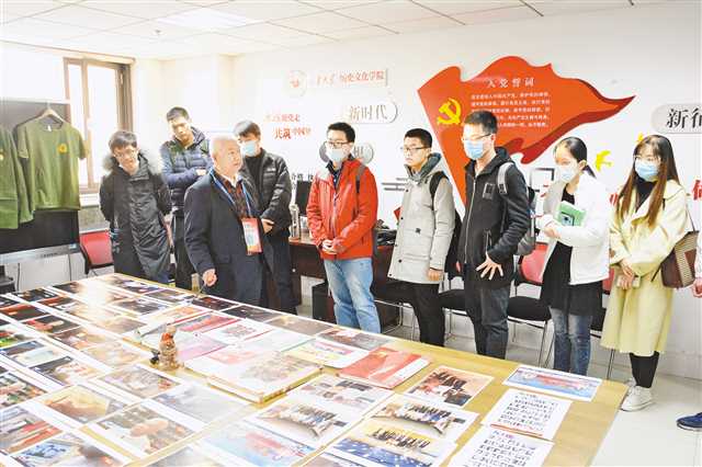 紅巖烈士夏惠祿的長子夏吉演自籌資金創(chuàng)辦的“紅巖魂展廳”吸引了不少觀眾參觀。（受訪者供圖）