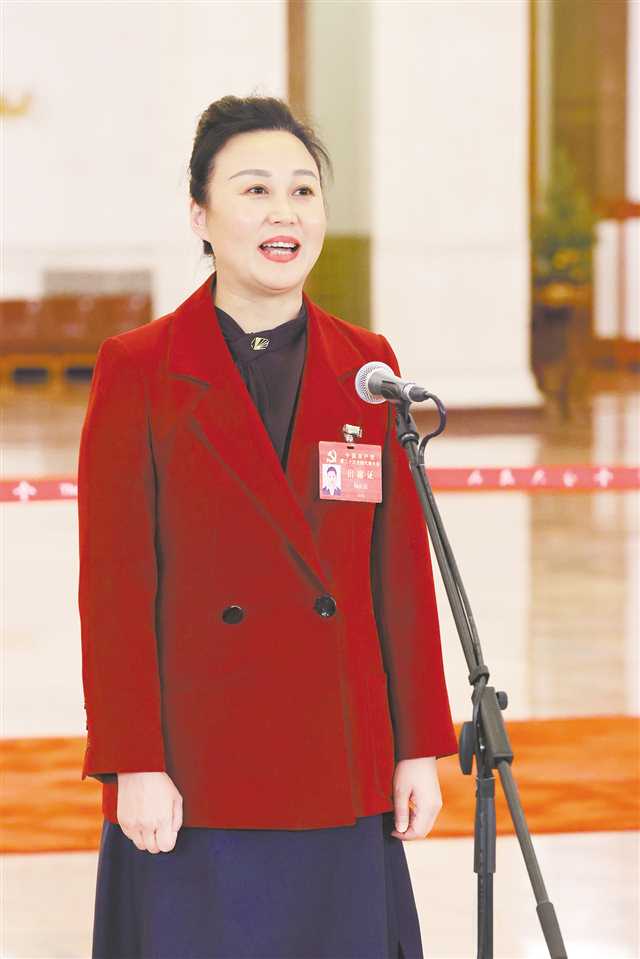 這是閉幕會(huì)后，楊浪浪代表接受采訪。新華社記者 殷剛 攝