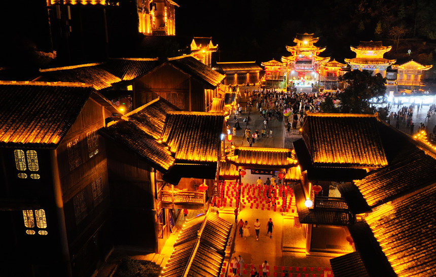 游客在酉州古城感受別樣民俗文化。陳碧生攝