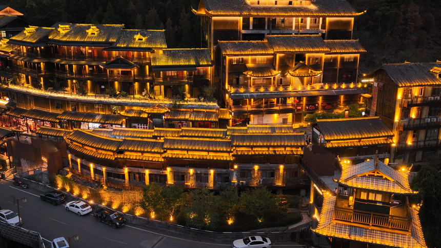 夜幕降臨，酉州古城燈火通明。陳碧生攝