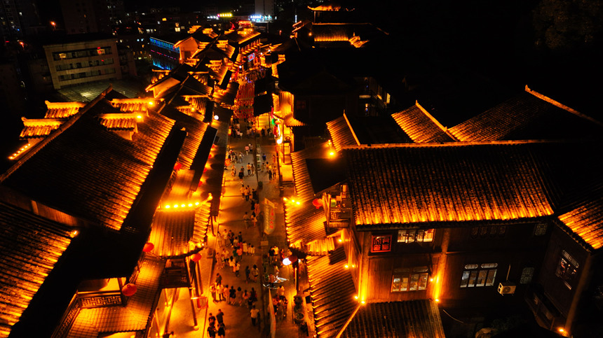 游客在酉州古城感受別樣民俗文化。陳碧生攝