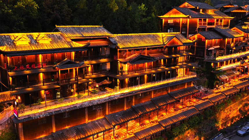 夜幕降臨，酉州古城燈火通明。陳碧生攝