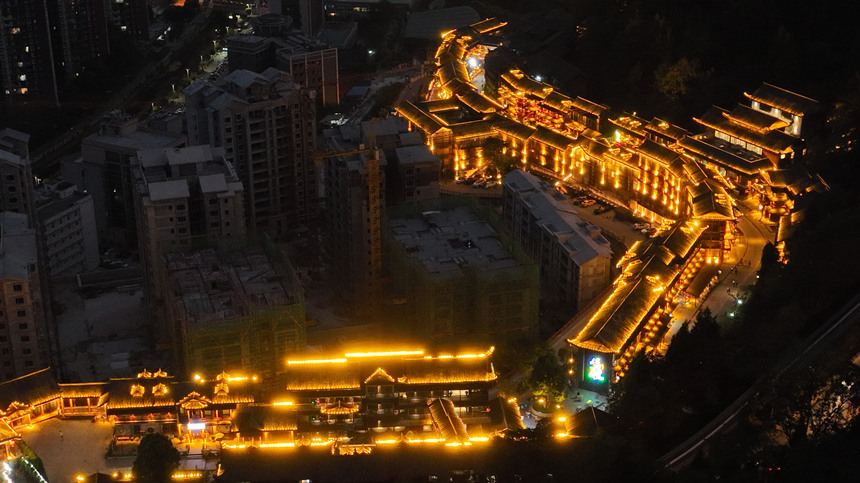 夜幕降臨，酉州古城燈火通明。陳碧生攝