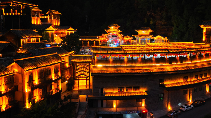 夜幕降臨，酉州古城燈火通明。陳碧生攝