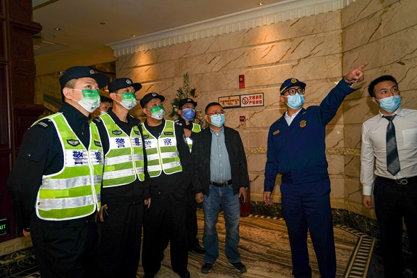 檢查現(xiàn)場。南岸區(qū)消防救援支隊供圖