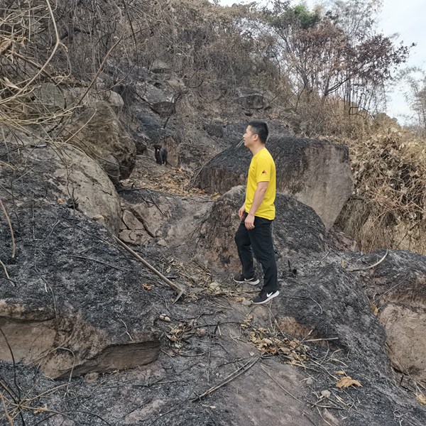 《森林火災后排查地質災害隱患》。8月26日，南江地質隊駐守地質隊員晏椋楨對長壽區(qū)江南街道鋸梁村過火區(qū)域開展地質災害隱患排查。劉黎攝