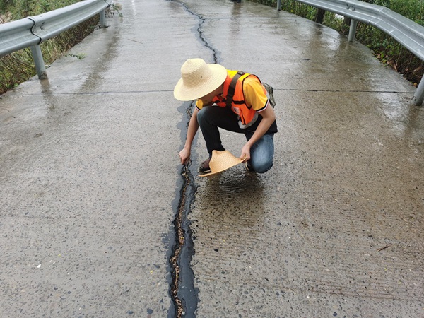 《李家溝滑坡裂縫調查》。9月上旬，重慶地研院駐守地質隊員陳念在雨中巡查奉節(jié)縣李家溝滑坡，調查滑坡變形裂縫發(fā)展情況。茍青松攝