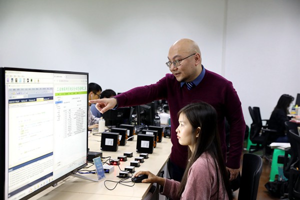 魏旻指導(dǎo)團隊成員科研。葉澤陽攝