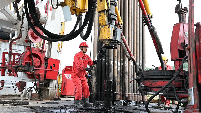 涪陵頁巖氣田焦頁18號平臺作業(yè)現(xiàn)場。李占軍攝